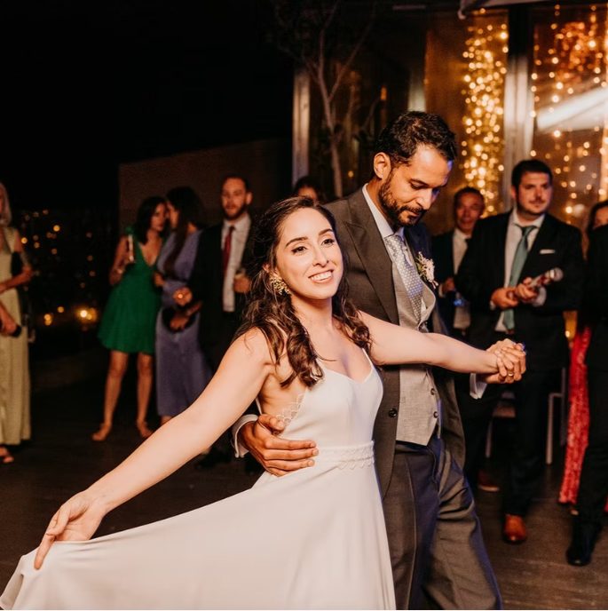 Casal de noivos a rir enquanto dançam